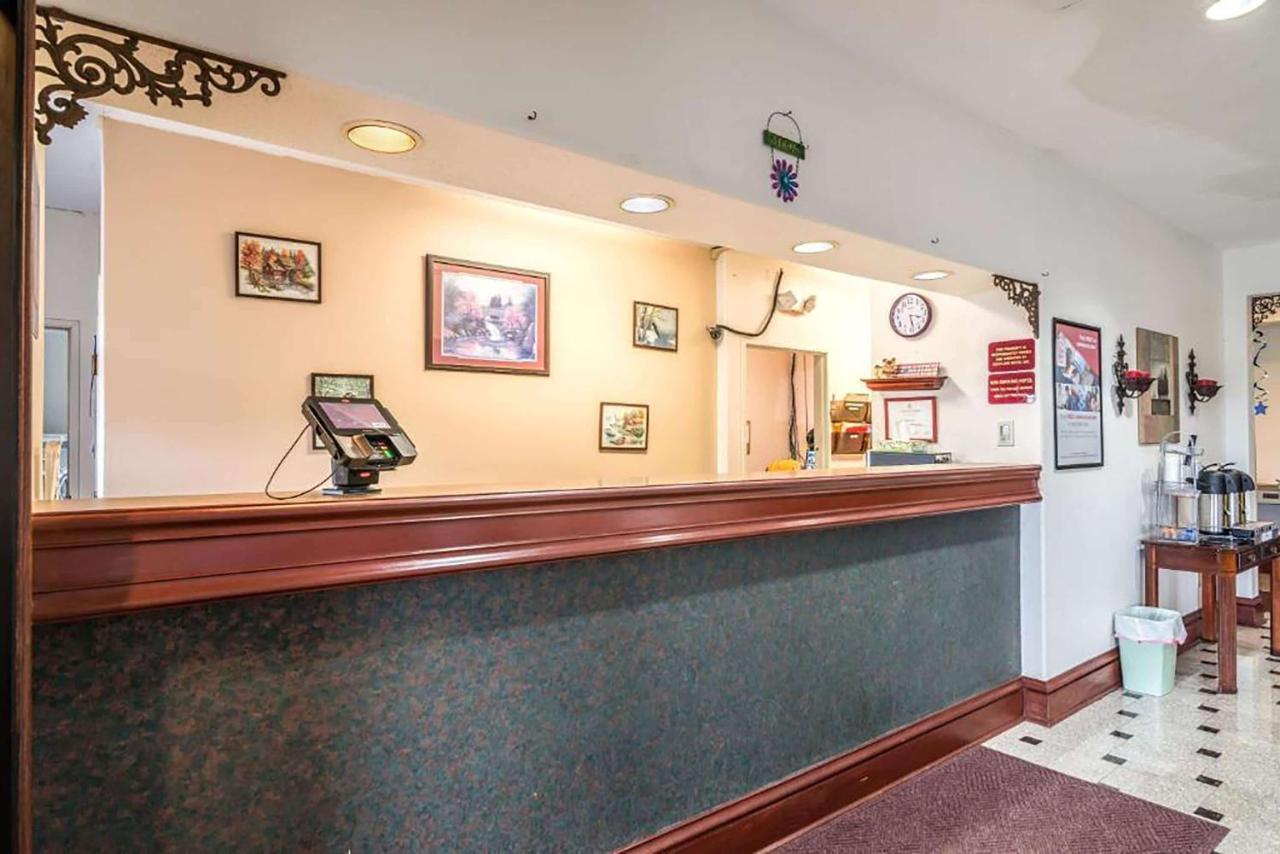 Days Inn By Wyndham Kentland Экстерьер фото